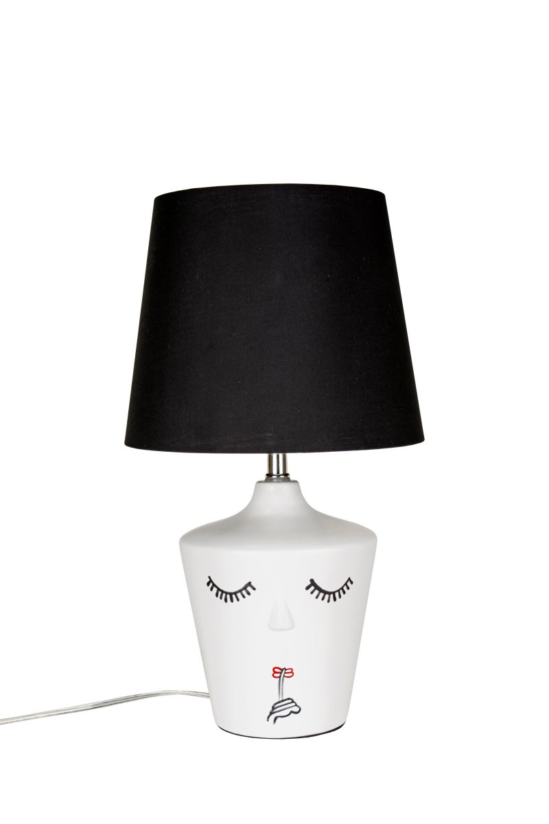 Nora 43cm Valkoinen pöytävalaisin valmistajalta Globen Lighting - Toisella puolella on k&auml;sintehty keraaminen nen&auml;, joka tulee esiin.