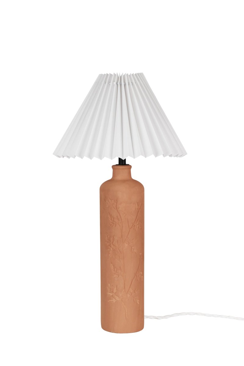 Flora 46cm Terrakotta pöytävalaisin valmistajalta Globen Lighting - Johanna halusi suunnitella valaisimen, joka on luotu luonnossa heijastuvista materiaaleista, v&auml;reist&auml; ja muodoista ja joka sopii niin maalais- kuin moderniin ymp&auml;rist&ouml;&ouml;n.