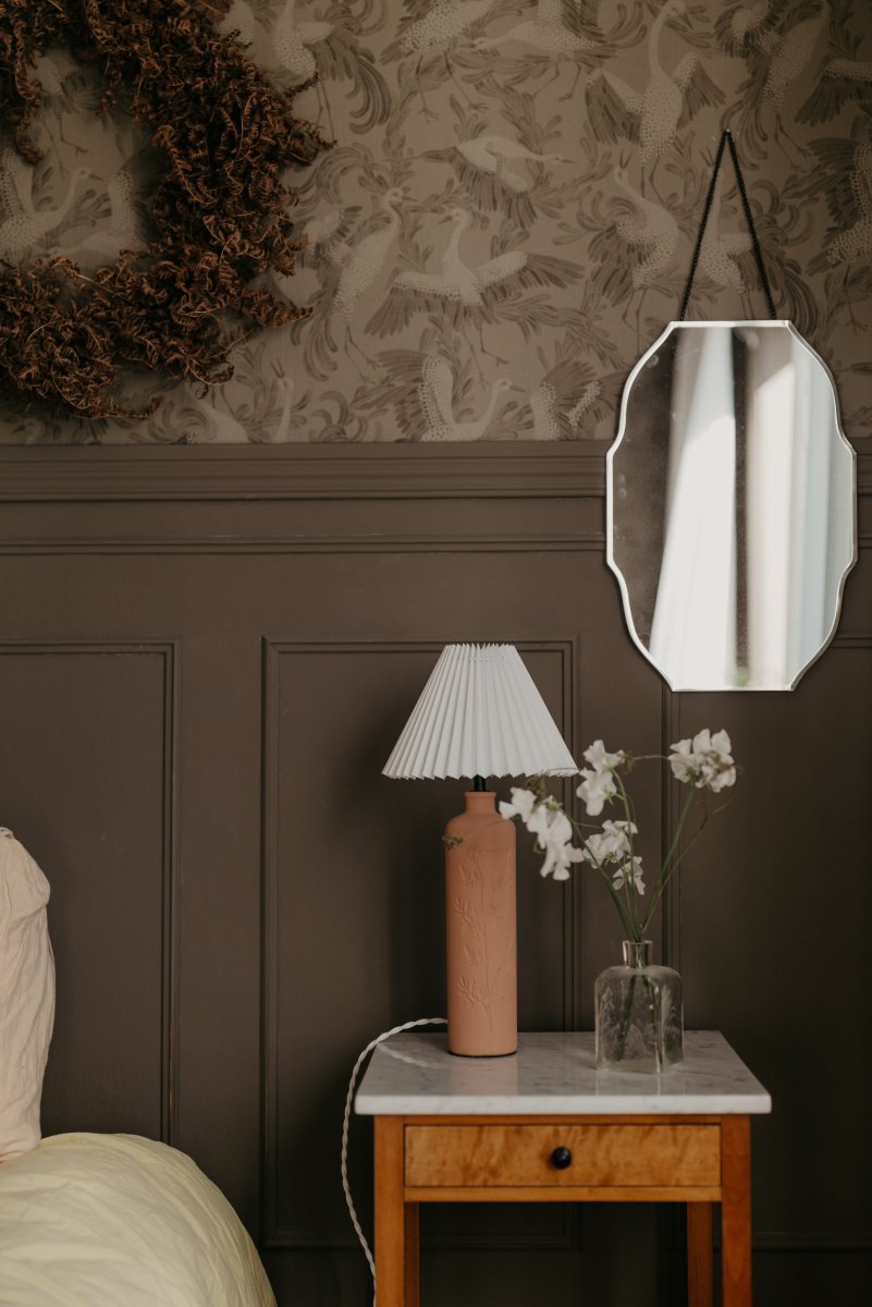 Flora 46cm Terrakotta pöytävalaisin valmistajalta Globen Lighting - Johanna halusi suunnitella valaisimen, joka on luotu luonnossa heijastuvista materiaaleista, v&auml;reist&auml; ja muodoista ja joka sopii niin maalais- kuin moderniin ymp&auml;rist&ouml;&ouml;n.