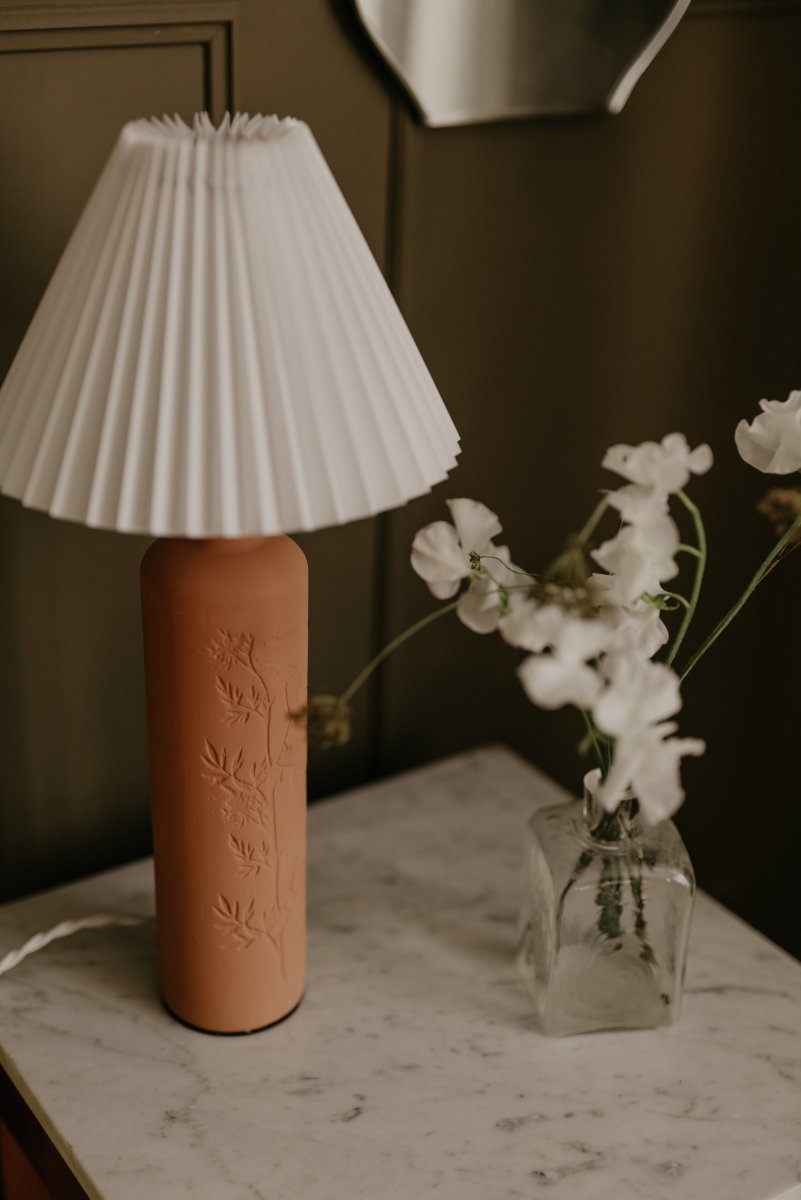 Flora 46cm Terrakotta pöytävalaisin valmistajalta Globen Lighting - Johanna halusi suunnitella valaisimen, joka on luotu luonnossa heijastuvista materiaaleista, v&auml;reist&auml; ja muodoista ja joka sopii niin maalais- kuin moderniin ymp&auml;rist&ouml;&ouml;n.