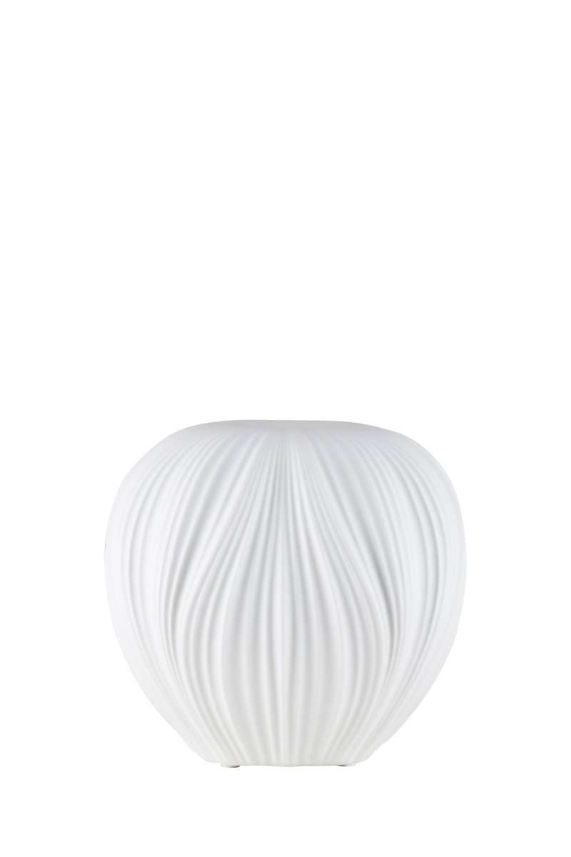 Milo 18cm Valkoinen pöytävalaisin valmistajalta Globen Lighting - Milo on p&ouml;yt&auml;valaisin, jonka orgaaninen, omenanmuotoinen muotoilu ja valkoinen keramiikka tarjoavat pehme&auml;n ja kutsuvan valon.