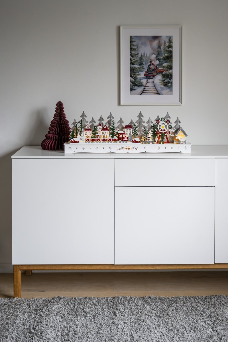 Joulupukin LED 25cm Monivärinen valmistajalta Konstsmide - Kaunis tonttukyl&auml;, jossa on monia koristeellisia yksityiskohtia, valmistettu puusta.