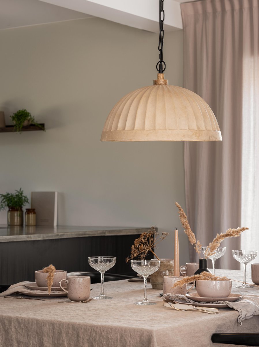 Haley Ø43 Beige kattovalaisin valmistajalta PR Home - 1,3 m musta metalliketju ja 1,5 m musta muovikaapeli ja musta metallinen kattokuppi koukun ripustamiseen.