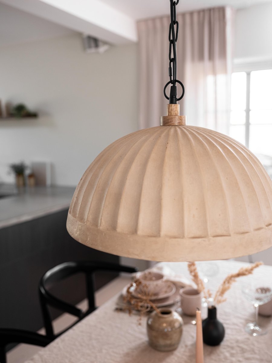 Haley Ø43 Beige kattovalaisin valmistajalta PR Home - 1,3 m musta metalliketju ja 1,5 m musta muovikaapeli ja musta metallinen kattokuppi koukun ripustamiseen.