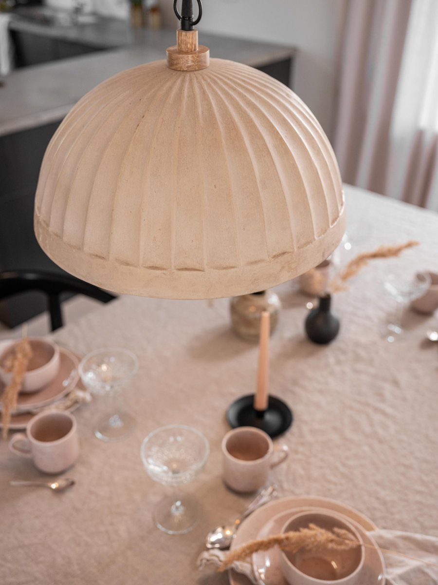 Haley Ø43 Beige kattovalaisin valmistajalta PR Home - 1,3 m musta metalliketju ja 1,5 m musta muovikaapeli ja musta metallinen kattokuppi koukun ripustamiseen.