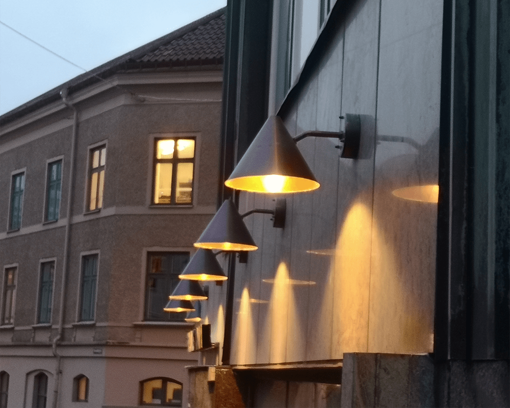 Tratt Hapetettu kupari ulkovalo valmistajalta Westal - Tratt-sein&auml;valaisin on alasp&auml;in suunnattu sein&auml;valaisin, jossa on monipuolinen valokuvio ja joka on valmistettu kuparista ja jonka pinta on tumma hapetettu, mik&auml; lis&auml;&auml; kest&auml;vyytt&auml; ja pitk&auml;ik&auml;isyytt&auml;.