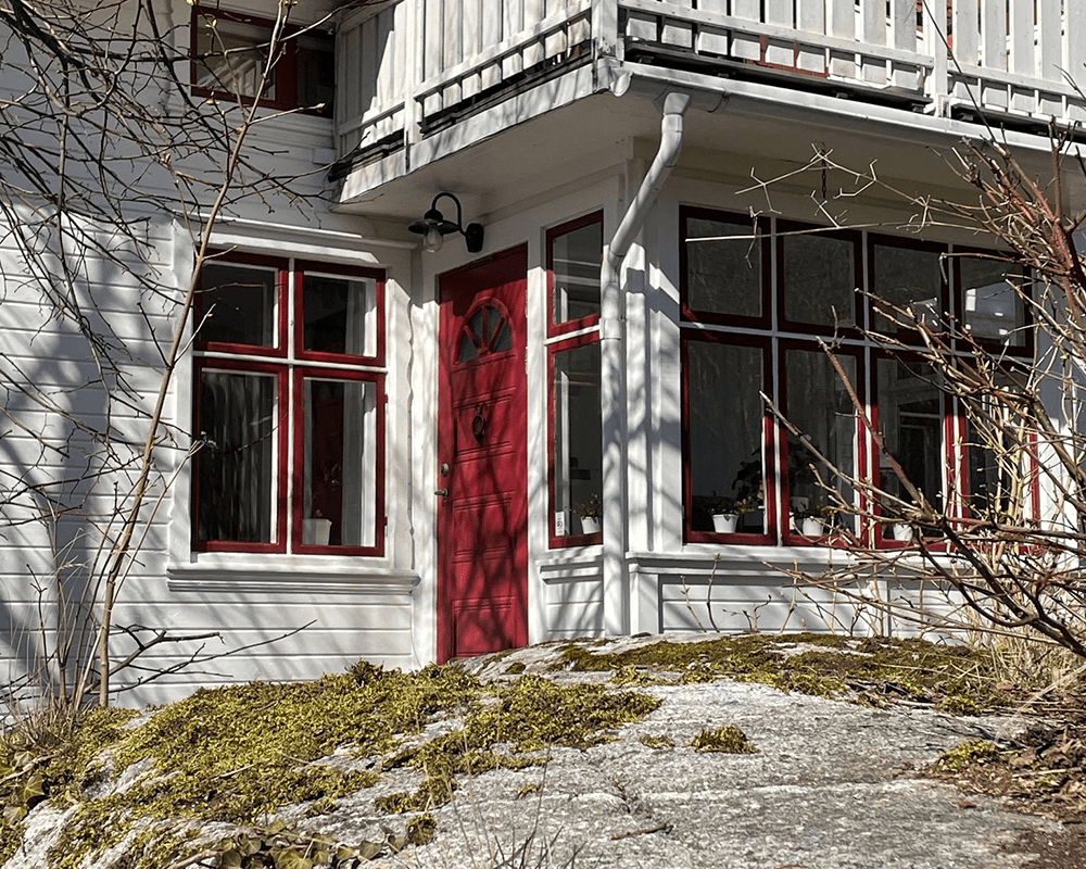 Nisse Hapetettu kupari ulkovalo valmistajalta Westal - Nisee on klassinen ulkoseinävalaisin, joka yhdistää ajattoman muotoilun ja korkealaatuiset materiaalit.