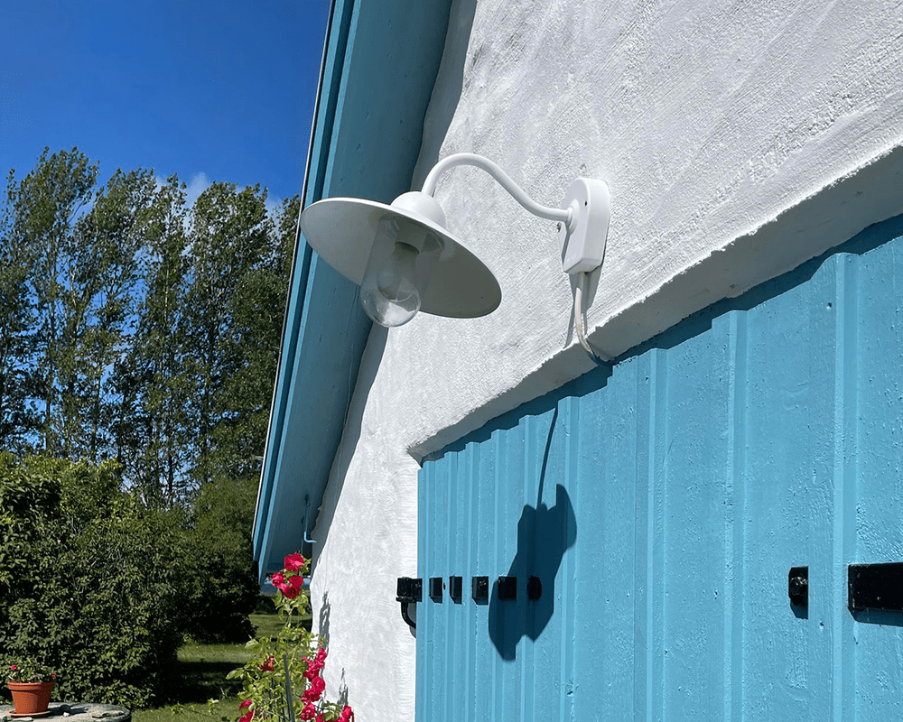Stall Valkoinen ulkovalo valmistajalta Westal - Takana on kaksi&aring; tulot ja lähdöt sekä pikaliitinrima.