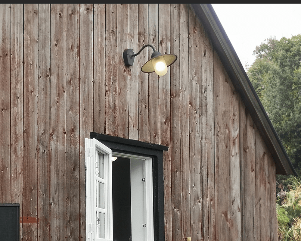 Stall Musta ulkovalo valmistajalta Westal - Takana on kaksi&aring; tulot ja lähdöt sekä pikaliitinrima.