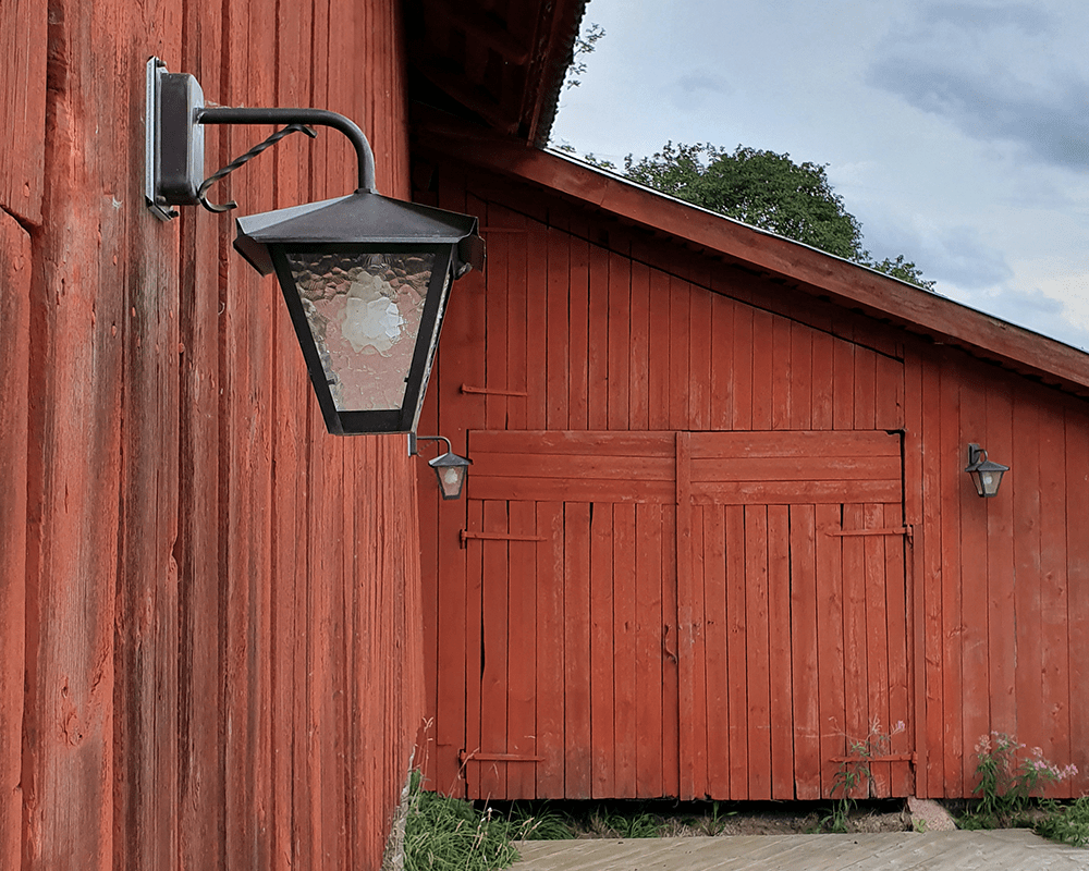 Gustav ned Hapetettu kupari ulkovalo valmistajalta Westal - Valitse ylöspäin tai alaspäin suuntautuva lyhty, jossa on lakattu ja ruosteenestopinnoite tai upea hapetettu kupari.