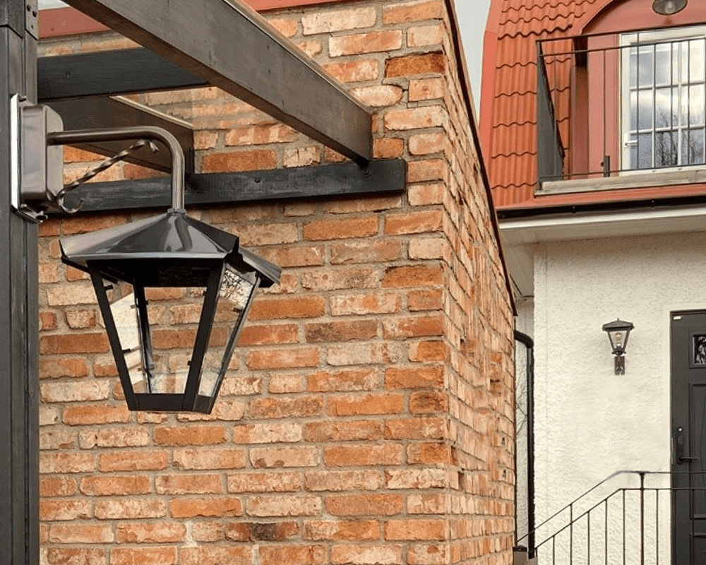 Gustav ned Hapetettu kupari ulkovalo valmistajalta Westal - Valitse ylöspäin tai alaspäin suuntautuva lyhty, jossa on lakattu ja ruosteenestopinnoite tai upea hapetettu kupari.