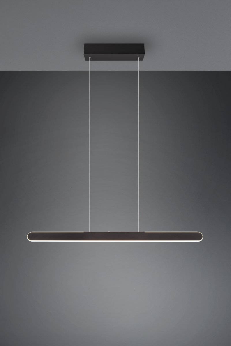 Helios 100cm Musta kattovalaisin valmistajalta Trio Lighting - Valaisimen selkeät ja modernit linjat antavat kotiin elegantin tunnelman, jota vahvistaa ylös ja alas suuntautuva valaistus.