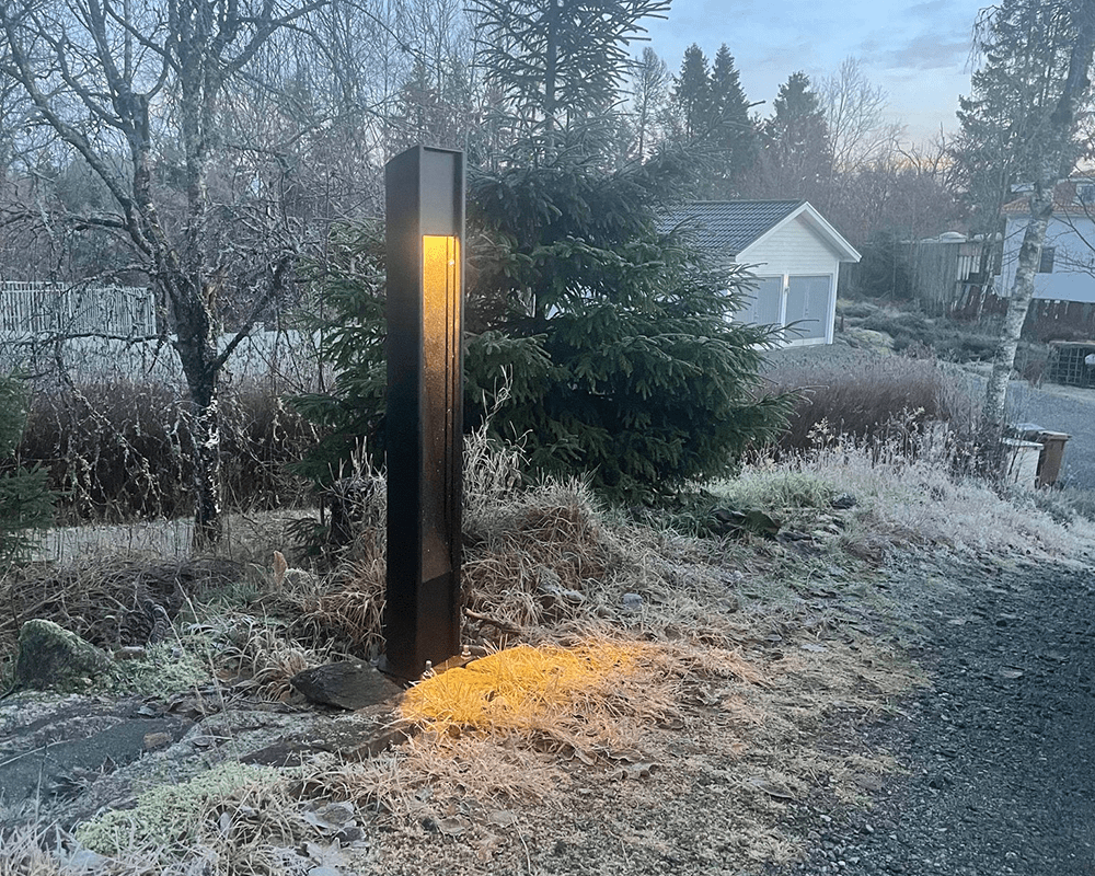 Trius 100cm Musta pylväsvalaisimet valmistajalta Westal - Himmennettävä etu- ja takareunan himmentimillä.