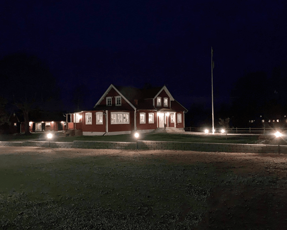 Tellus 145cm Musta pylväsvalaisimet valmistajalta Westal - Tellus on toteutuksesta riippuvainen valaisinsarja, joka antaa erilaisia hahmoja huvilaan, omakotitaloon tai kesämökkiin.