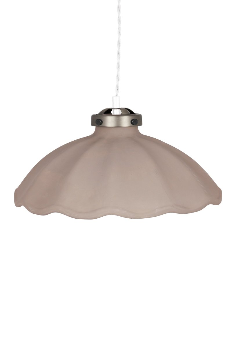 Alva Ø30 Muta kattovalaisin valmistajalta Globen Lighting - Yl&auml;osa, joka ymp&auml;r&ouml;i keramiikkaa, on valmistettu metallista, v&auml;rilt&auml;&auml;n oksidi, ja siihen yhdistet&auml;&auml;n 120 cm valkoinen kierretty tekstiilikaapeli ja valkoinen muovista valmistettu kattokuppi.