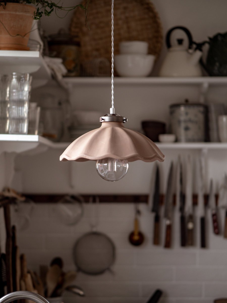 Alva Ø30 Muta kattovalaisin valmistajalta Globen Lighting - Yl&auml;osa, joka ymp&auml;r&ouml;i keramiikkaa, on valmistettu metallista, v&auml;rilt&auml;&auml;n oksidi, ja siihen yhdistet&auml;&auml;n 120 cm valkoinen kierretty tekstiilikaapeli ja valkoinen muovista valmistettu kattokuppi.
