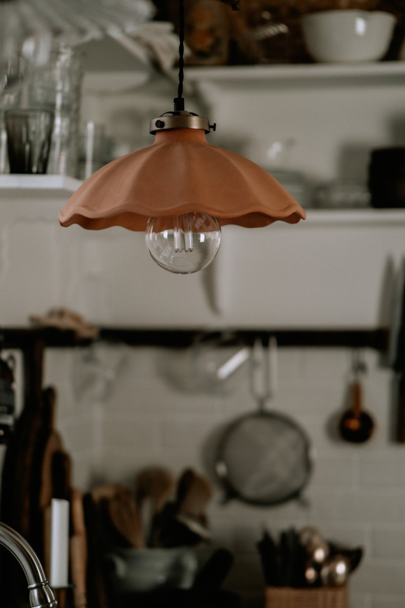 Alva Ø30 Terrakotta kattovalaisin valmistajalta Globen Lighting - Keramiikkaa ymp&auml;r&ouml;iv&auml; yl&auml;osa on valmistettu antiikkimessingin v&auml;risest&auml; metallista ja siihen yhdistet&auml;&auml;n 120 cm musta kierretty tekstiilikaapeli ja musta muovista valmistettu kattokuppi.