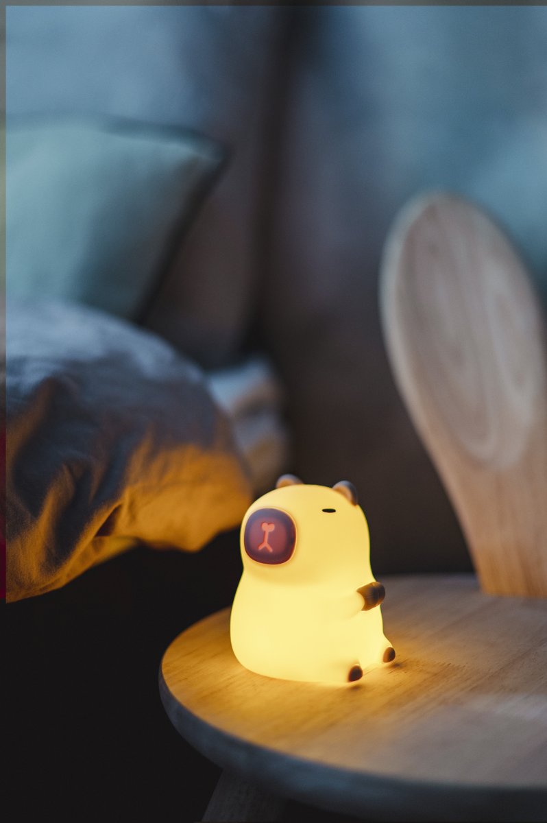 Capybara Valkoinen lasten valaisin valmistajalta Star Trading - Capybara on ihastuttava y&ouml;valo, joka levitt&auml;&auml; pehme&auml;&auml; ja miellytt&auml;v&auml;&auml; valoa.