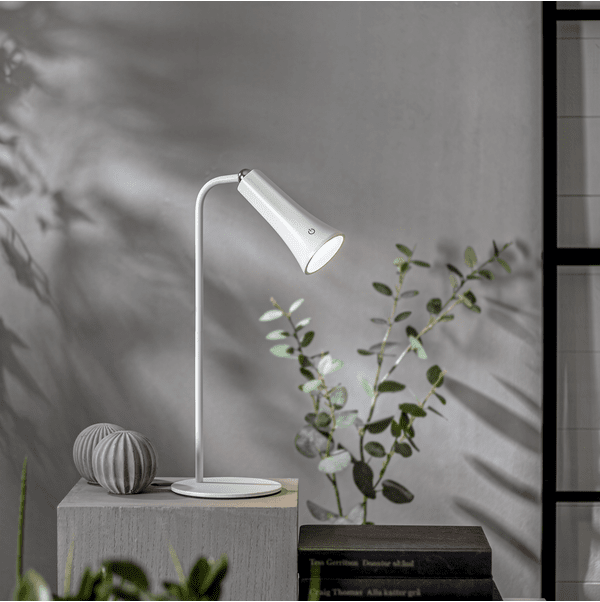 Functional 38cm Valkoinen Siirrettävä valmistajalta Star Trading - Käytännöllinen kannettava ladattava monitoiminen LED-pöytävalaisin, joka on varustettu kolmen tyyppisellä magneettipidikkeellä: pöytäteline, pidike ja seinäteline.