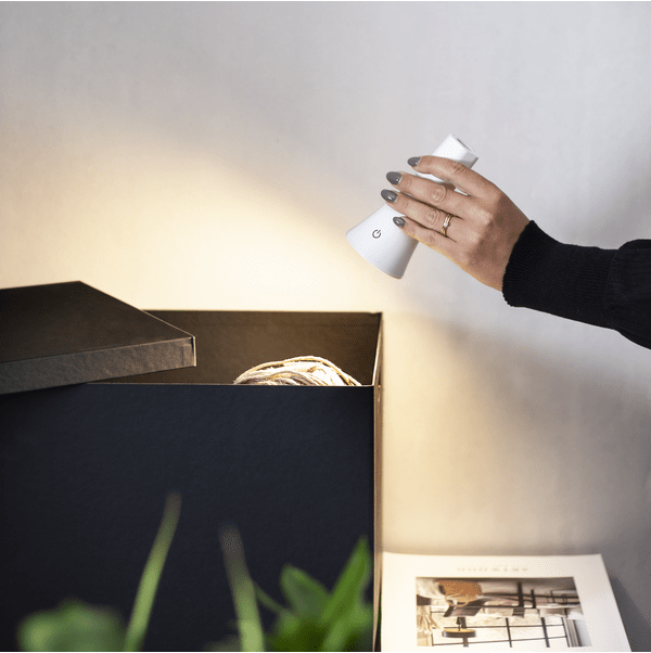Functional 38cm Valkoinen Siirrettävä valmistajalta Star Trading - Käytännöllinen kannettava ladattava monitoiminen LED-pöytävalaisin, joka on varustettu kolmen tyyppisellä magneettipidikkeellä: pöytäteline, pidike ja seinäteline.