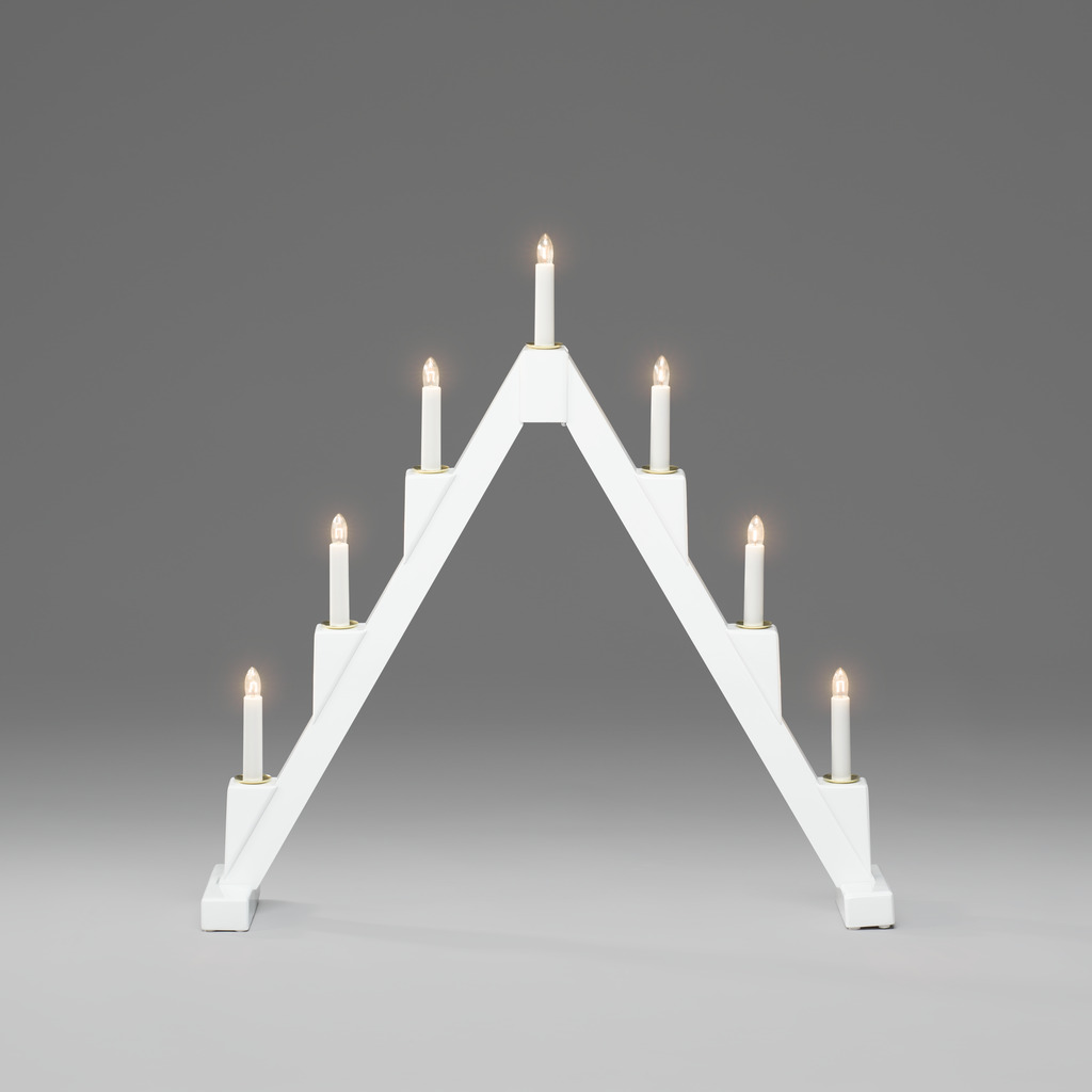 Candelabra 7 Lights Valkoinen valmistajalta Konstsmide - Taitettava s&auml;hk&ouml;inen kynttil&auml;njalka, jossa on 7 kynttil&auml;&auml;, valmistettu valkoiseksi maalatusta puusta ja koristeltu messinkirenkailla jokaisen kynttil&auml;n ymp&auml;rill&auml; elegantin kosketuksen luomiseksi.
