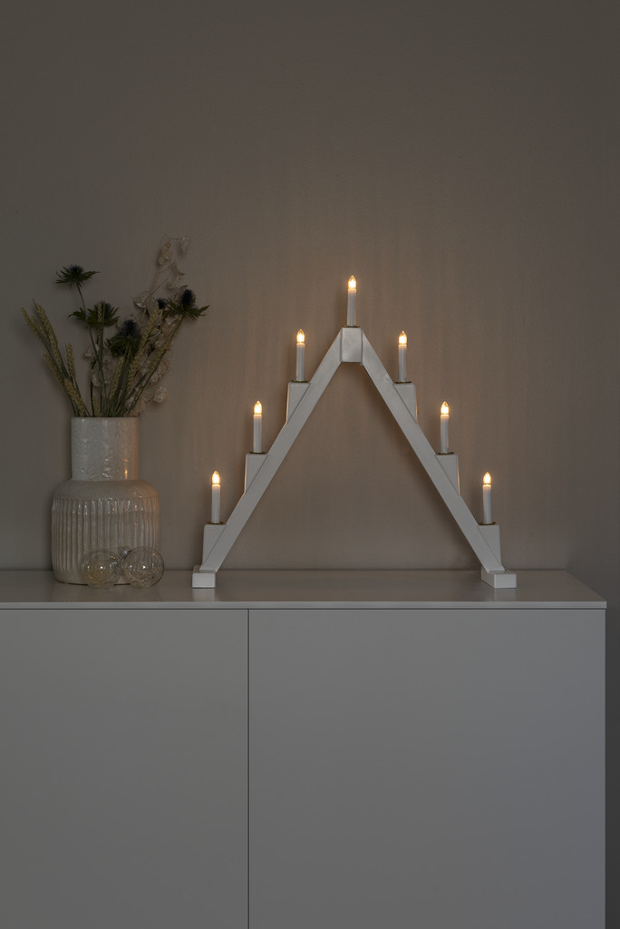Candelabra 7 Lights Valkoinen valmistajalta Konstsmide - Taitettava s&auml;hk&ouml;inen kynttil&auml;njalka, jossa on 7 kynttil&auml;&auml;, valmistettu valkoiseksi maalatusta puusta ja koristeltu messinkirenkailla jokaisen kynttil&auml;n ymp&auml;rill&auml; elegantin kosketuksen luomiseksi.