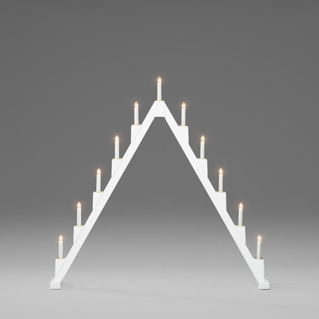 Candelabra 11 Lights Valkoinen valmistajalta Konstsmide - Taitettava s&auml;hk&ouml;inen kynttil&auml;njalka, jossa on 11 kynttil&auml;&auml;, valmistettu valkoiseksi maalatusta puusta ja koristeltu messinkirenkailla jokaisen kynttil&auml;n ymp&auml;rill&auml; elegantin kosketuksen luomiseksi.