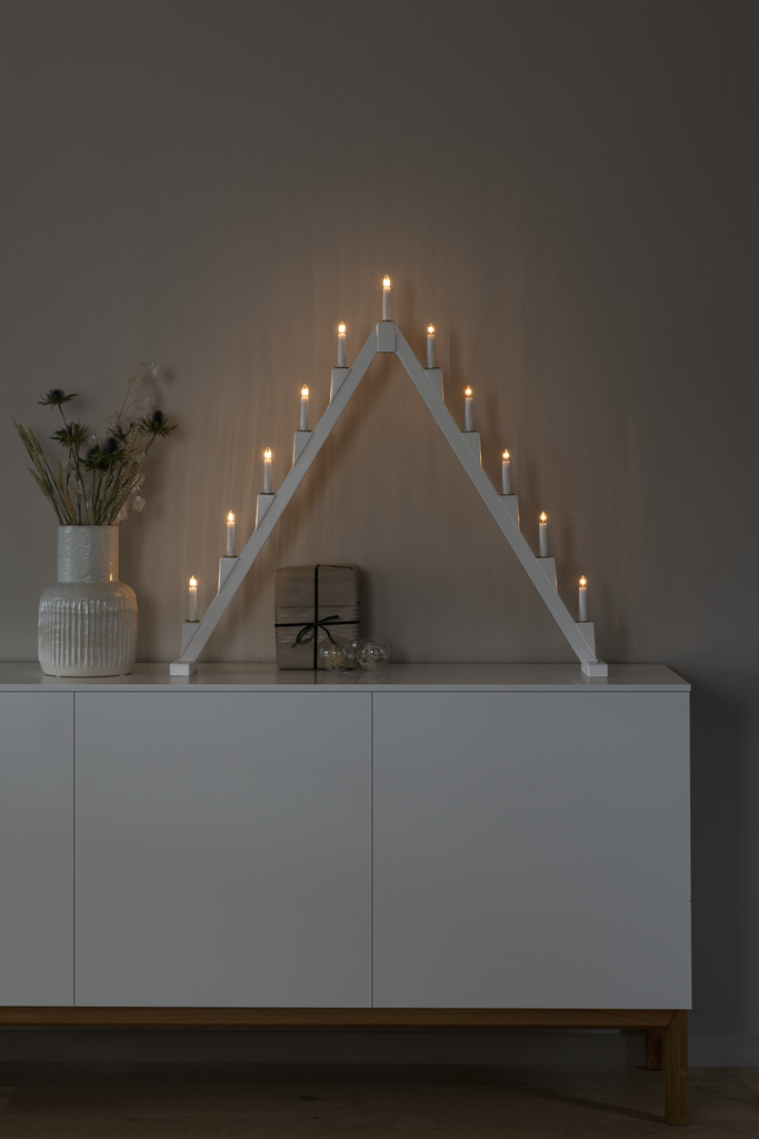 Candelabra 11 Lights Valkoinen valmistajalta Konstsmide - Taitettava s&auml;hk&ouml;inen kynttil&auml;njalka, jossa on 11 kynttil&auml;&auml;, valmistettu valkoiseksi maalatusta puusta ja koristeltu messinkirenkailla jokaisen kynttil&auml;n ymp&auml;rill&auml; elegantin kosketuksen luomiseksi.