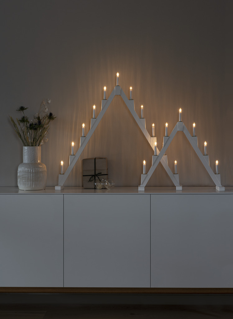 Candelabra 11 Lights Valkoinen valmistajalta Konstsmide - Taitettava s&auml;hk&ouml;inen kynttil&auml;njalka, jossa on 11 kynttil&auml;&auml;, valmistettu valkoiseksi maalatusta puusta ja koristeltu messinkirenkailla jokaisen kynttil&auml;n ymp&auml;rill&auml; elegantin kosketuksen luomiseksi.