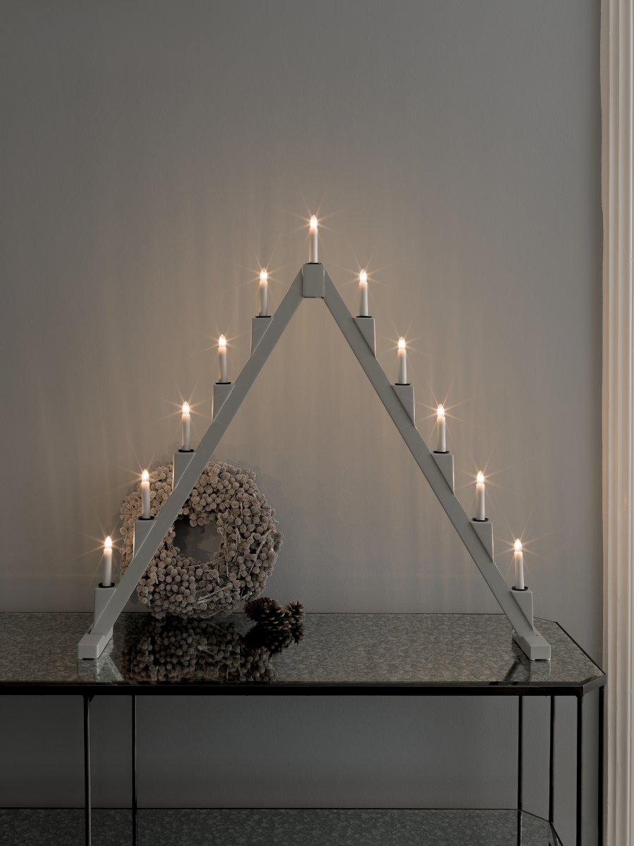 Candelabra 11 Lights Harmaa valmistajalta Konstsmide - Taitettava s&auml;hk&ouml;inen kynttil&auml;njalka, jossa on 11 kynttil&auml;&auml;, valmistettu harmaaksi maalatusta puusta ja koristeltu mustilla renkailla jokaisen kynttil&auml;n ymp&auml;rill&auml; elegantin vaikutuksen aikaansaamiseksi.