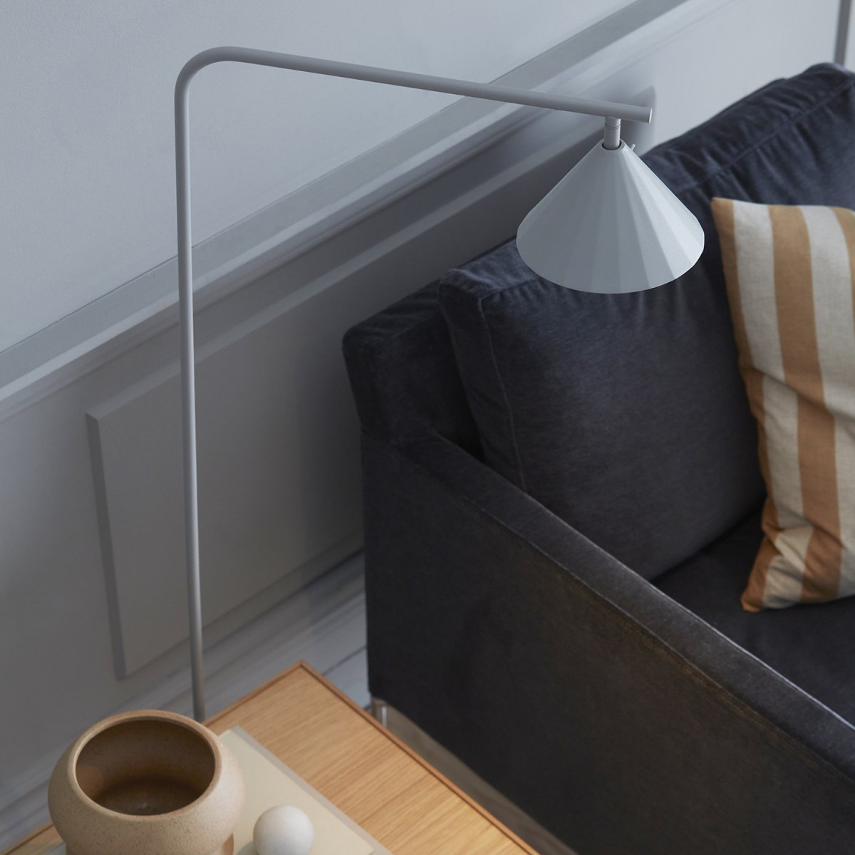 Rain Harmaa lattiavalaisin valmistajalta CO Bankeryd - Sadelattiavalaisin on ihanteellinen mukavaan lukuhetkeen, suunniteltu sijoitettavaksi sohvan tai suosikkituolin viereen.