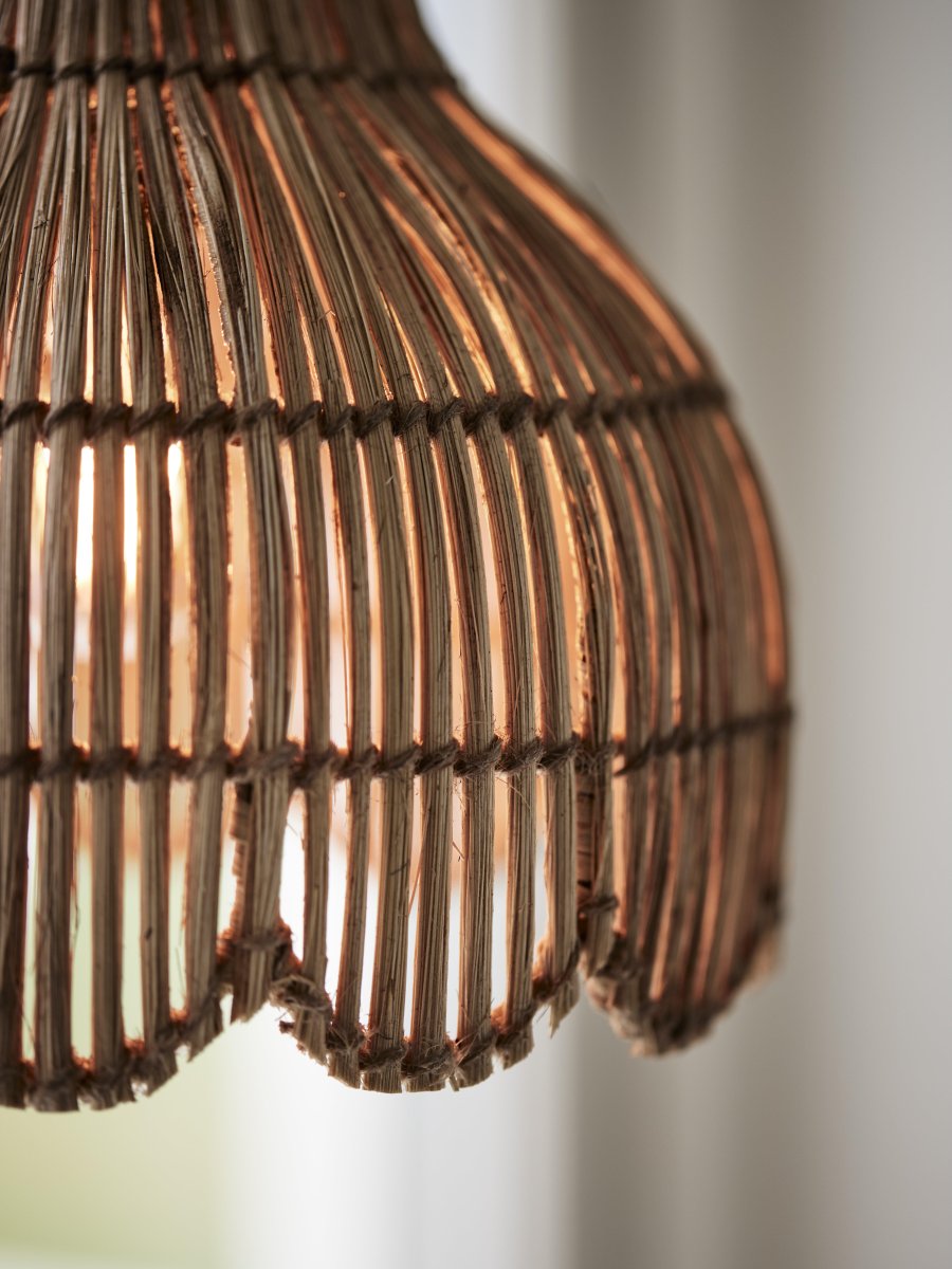 Pia Ø24 Luonto kattovalaisin valmistajalta PR Home - Pia-kattovalaisin on käsintehty luonnonmateriaalista buri-kuidusta ja juuttilangasta, jonka alareunassa on kaareva reuna.