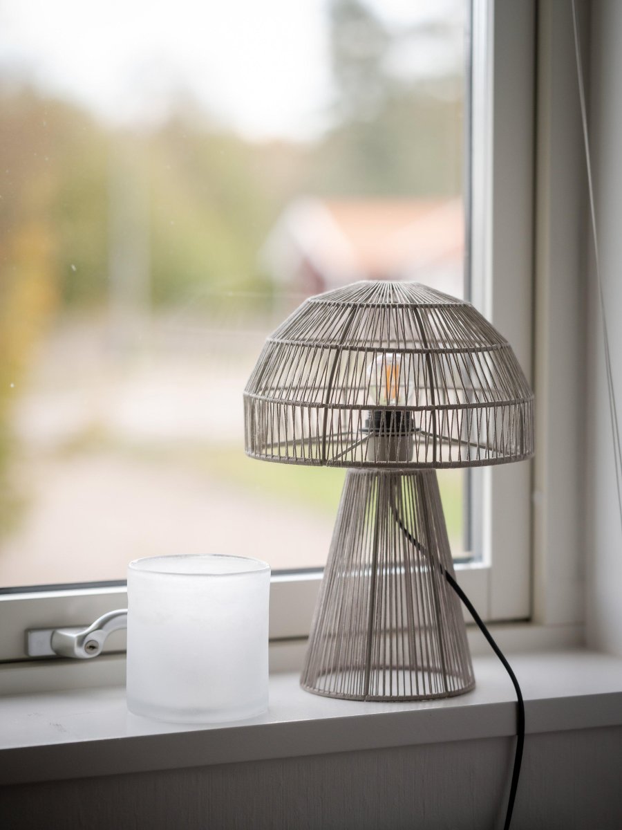 Porcini 37cm Beige pöytävalaisin valmistajalta PR Home - Porcini-p&ouml;yt&auml;valaisin on k&auml;sintehty metallirunkoinen valaisin, joka on k&auml;&auml;ritty k&auml;sin kiilt&auml;v&auml;&auml;n langaan ja suodattaa valon hienoksi lankojen l&auml;pi.