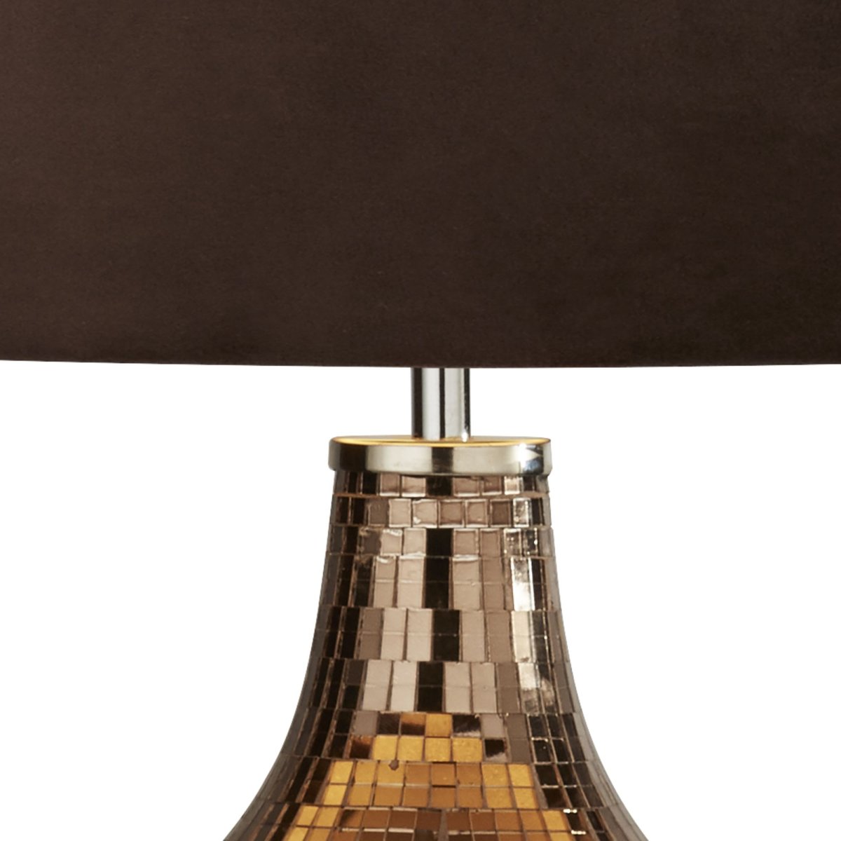 Disco 54cm Ruskea pöytävalaisin valmistajalta Searchlight - T&auml;ss&auml; eksklusiivisessa p&ouml;yt&auml;valaisimessa yhdistyv&auml;t glamouri ja hienostuneisuus heijastavassa pohjassa ja siihen sopivassa ruskeassa varjostimessa.