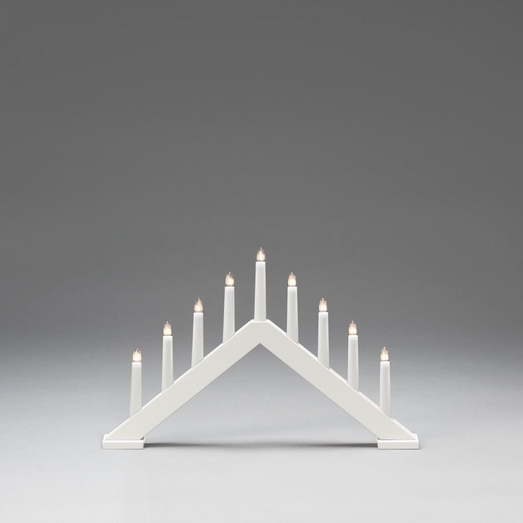 Candelabra 9 Lights Matta valkoinen valmistajalta Konstsmide - Anna kotiisi ajaton ja tyylik&auml;s joulutunnelma t&auml;ll&auml; tyylikk&auml;&auml;ll&auml; valkoiseksi lakatulla puulla valmistetulla adventtikynttil&auml;njalalla.