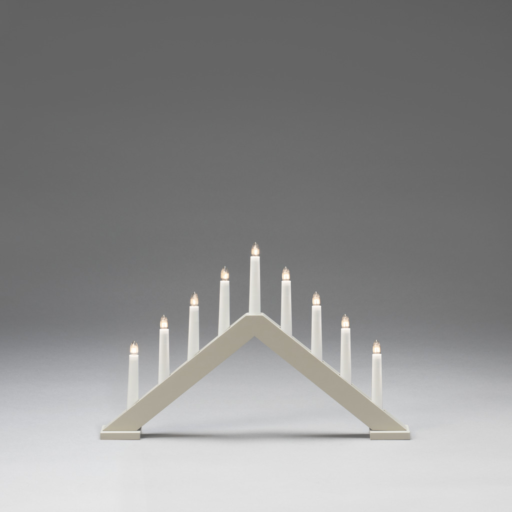 Candelabra 9 Lights Matta beige valmistajalta Konstsmide - Anna kotiisi ajaton ja tyylik&auml;s joulutunnelma t&auml;ll&auml; tyylikk&auml;&auml;ll&auml; mattabeigell&auml; puisella adventtikynttil&auml;njalalla.