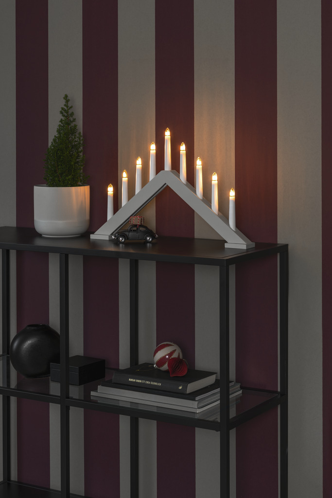 Candelabra 9 Lights Matta beige valmistajalta Konstsmide - Anna kotiisi ajaton ja tyylik&auml;s joulutunnelma t&auml;ll&auml; tyylikk&auml;&auml;ll&auml; mattabeigell&auml; puisella adventtikynttil&auml;njalalla.