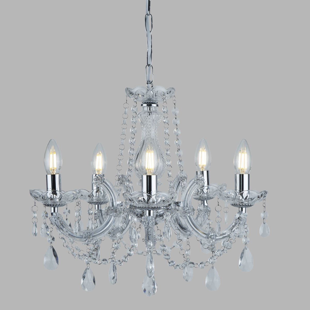 Marie Therese Ø48 Kromi kattovalaisin valmistajalta Searchlight - Upeassa ja kimaltelevassa Marie Therese -kattokruunussa, jossa on 5 valopistettä ja kiillotettu kromiviimeistely, on aristokraattinen tyyli, joka lisää teatterin tunnelmaa suuriin huoneisiin.