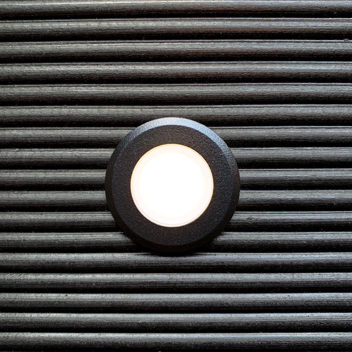 Orion 5 Musta valmistajalta Lightson - Orion on l&auml;hempi kattovalaisin asennettavaksi parvekkeelle tai kivisein&auml;&auml;n.