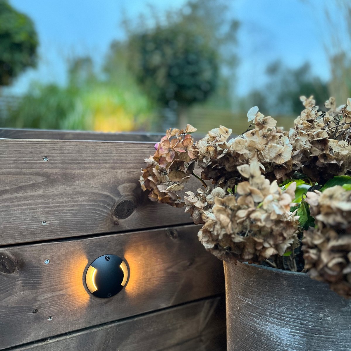 Zenit duo Musta valmistajalta Lightson - Jos sinulla on askelmia, jotka on merkittävä kompastumisvaaran välttämiseksi, Zenit Black (tuote 5105) on täydellinen valaisin siihen; se ei sokea.