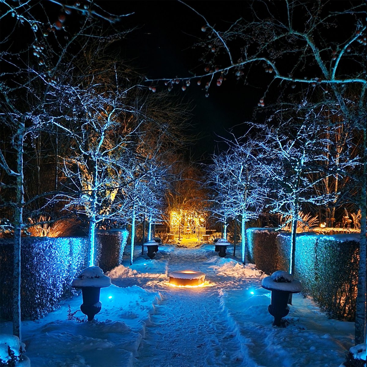 Arcus Musta valmistajalta Lightson - Valittavana on 16 miljoonaa v&auml;ri&auml;; Mahdollisuudet ovat rajattomat yhdistetyille yksitt&auml;isille puille ja t&auml;ydelliseen tunnelmaan arkeen ja juhliin lounge-ymp&auml;rist&ouml;ss&auml;.