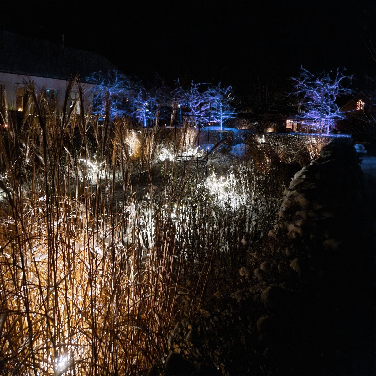 Arcus Musta valmistajalta Lightson - Valittavana on 16 miljoonaa v&auml;ri&auml;; Mahdollisuudet ovat rajattomat yhdistetyille yksitt&auml;isille puille ja t&auml;ydelliseen tunnelmaan arkeen ja juhliin lounge-ymp&auml;rist&ouml;ss&auml;.