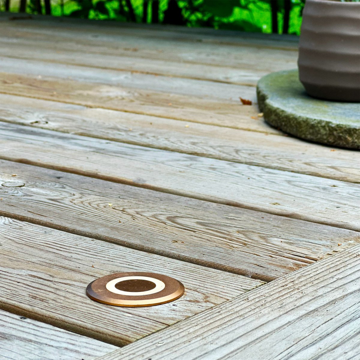 Lynx Pronssi valmistajalta Lightson - Pronssinv&auml;rinen Lynx on kaunis kaikissa ymp&auml;rist&ouml;iss&auml; ja ehk&auml; hieman erityisen n&auml;ytt&auml;v&auml;, jos puutarhassasi on Corten-ter&auml;ksisi&auml; yksityiskohtia.