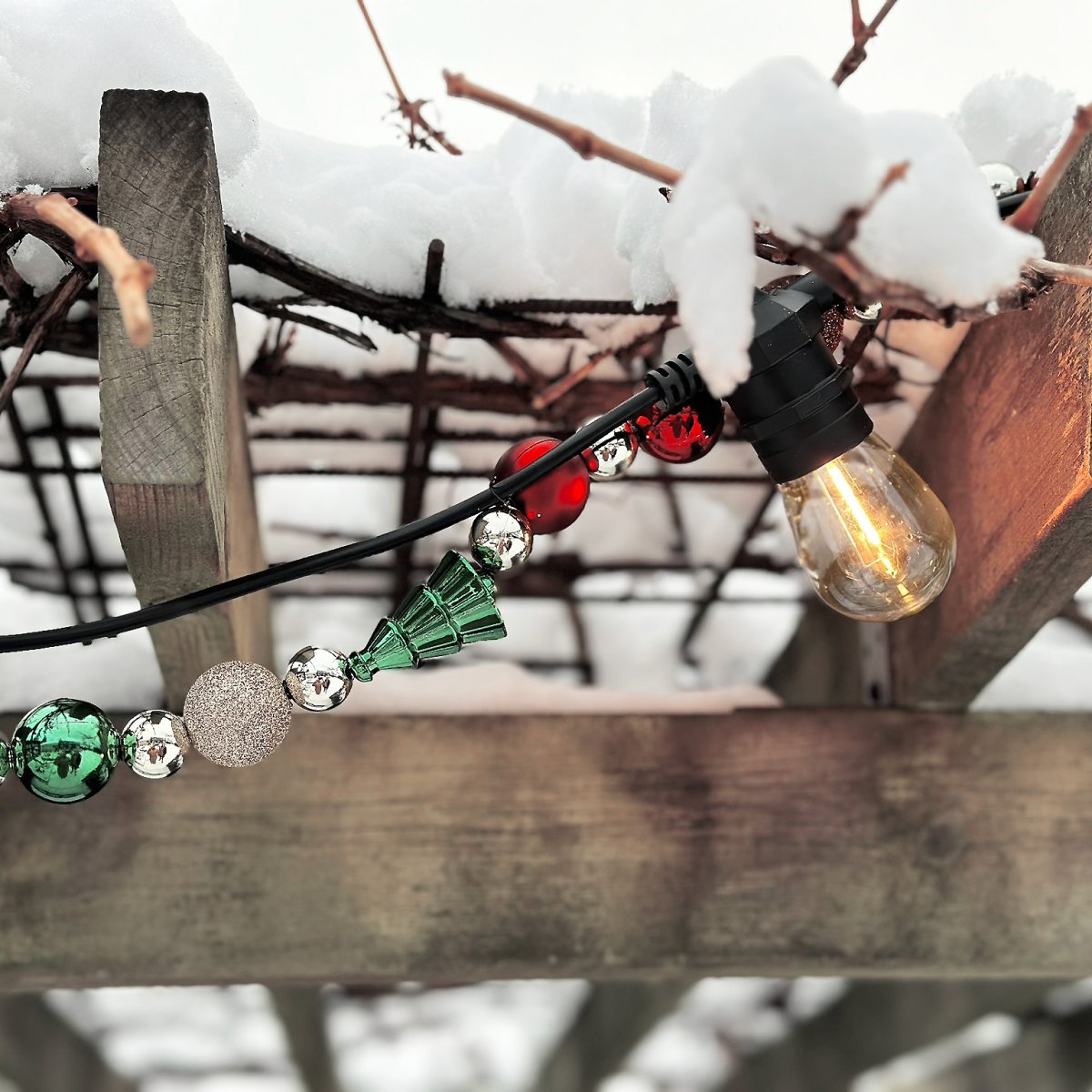 Cosy Musta valmistajalta Lightson - Silmukka on 5 metri&auml; pitk&auml;, siin&auml; on 10 hehkulamppua ja se on helppo liitt&auml;&auml; mihin tahansa kaapeliimme.