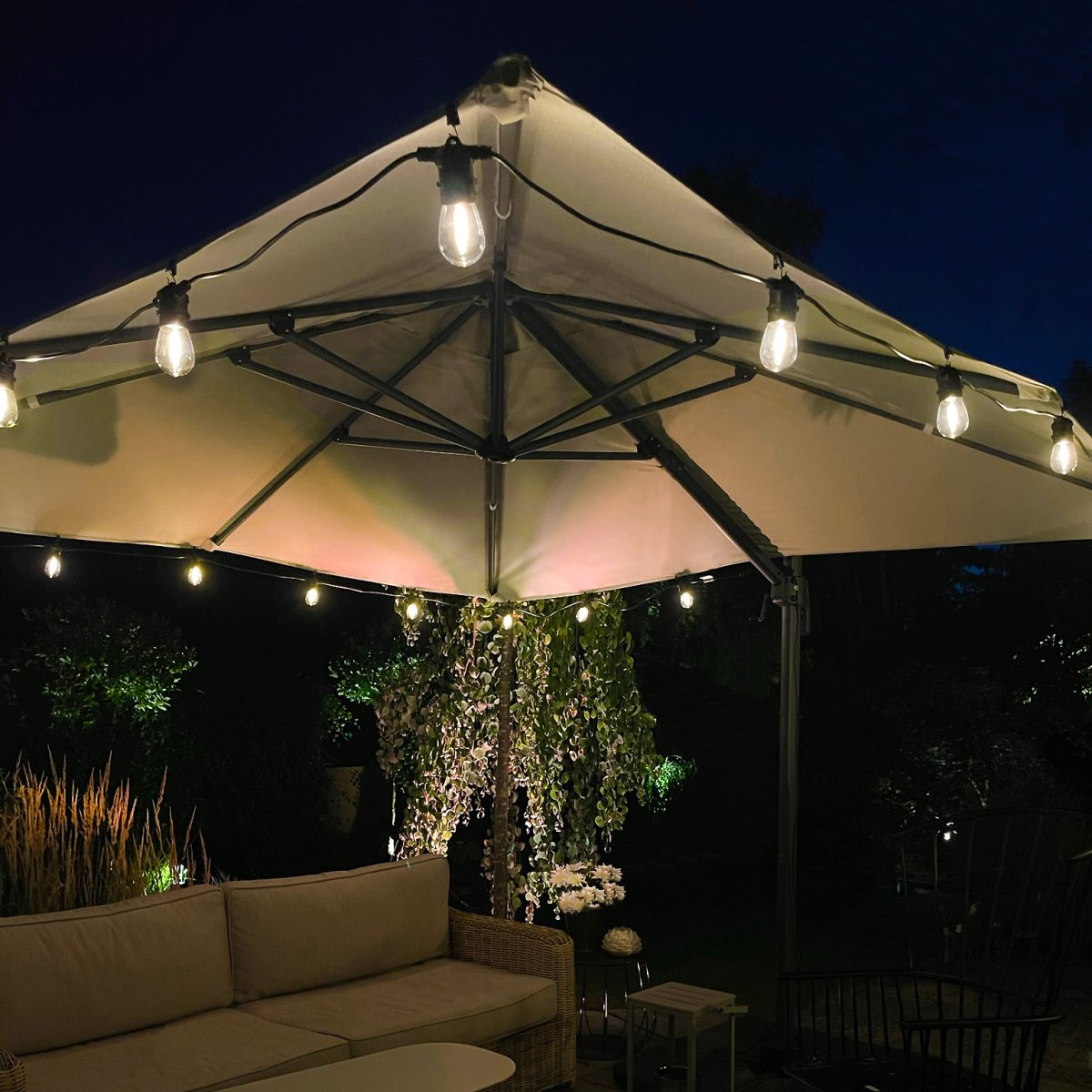 Cosy Musta valmistajalta Lightson - Silmukka on 5 metri&auml; pitk&auml;, siin&auml; on 10 hehkulamppua ja se on helppo liitt&auml;&auml; mihin tahansa kaapeliimme.