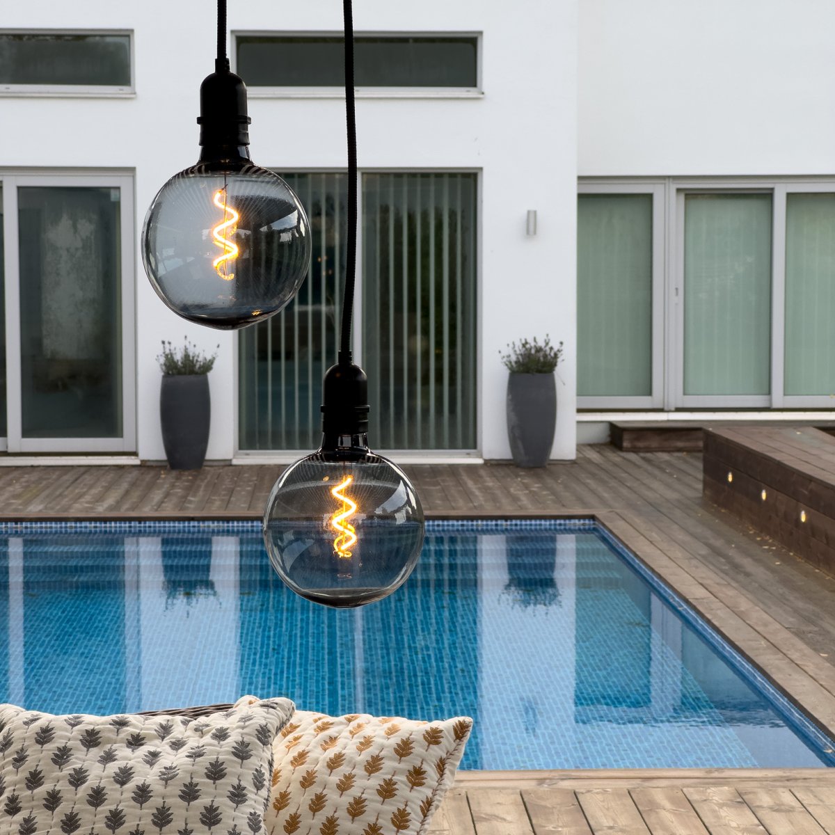 Deco bulb XL Savun värinen valmistajalta Lightson - Valaisimissa on lämmin valo ja skandinaavinen muotoilu, jotka on mukautettu pohjoisen ilmastoomme.