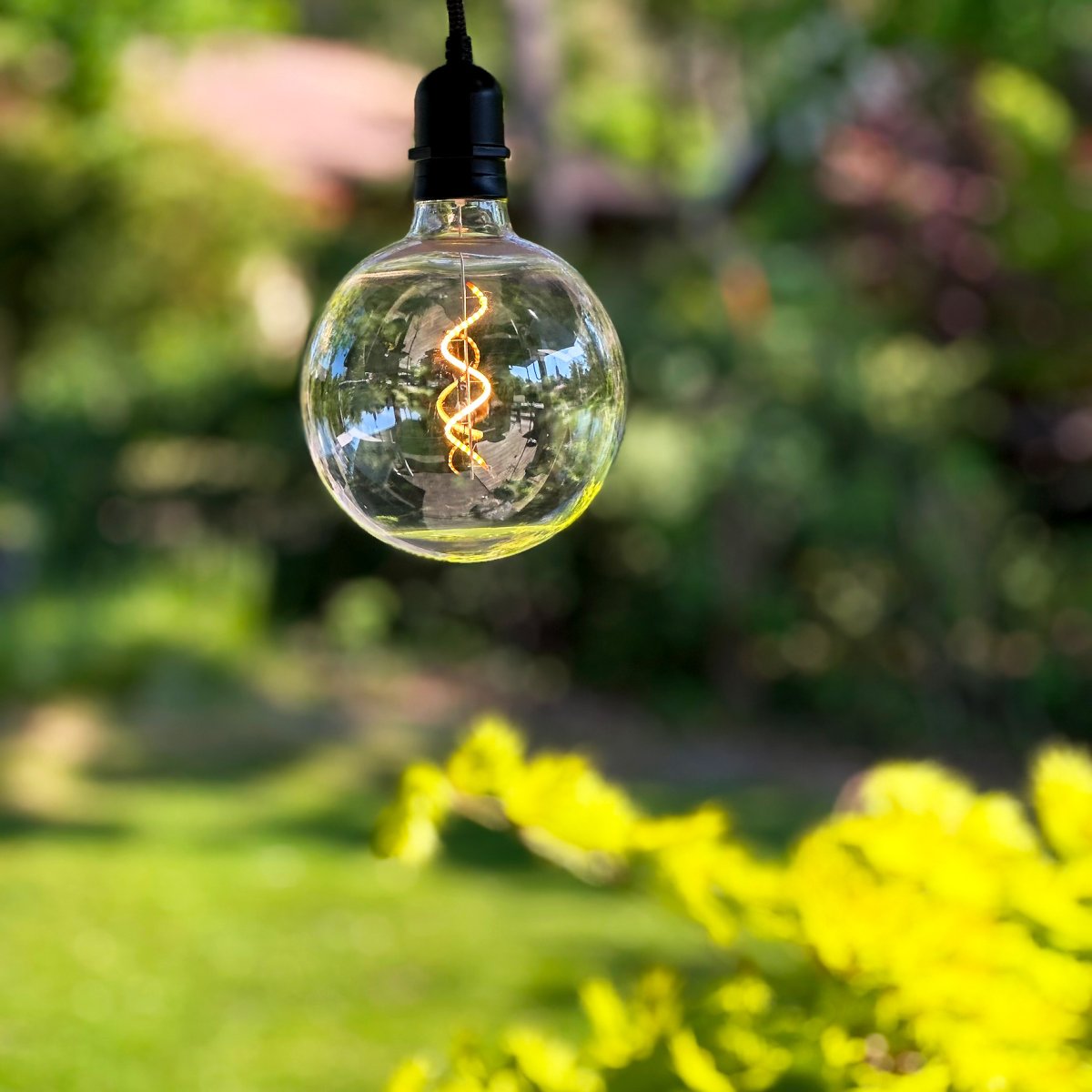 Deco bulb XL Savun värinen valmistajalta Lightson - Valaisimissa on lämmin valo ja skandinaavinen muotoilu, jotka on mukautettu pohjoisen ilmastoomme.