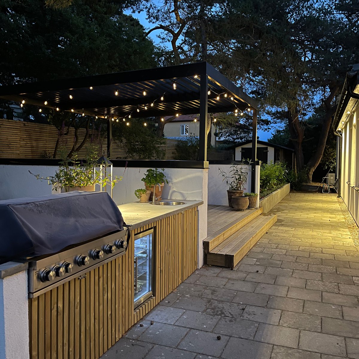Cozy Start 5m Musta valmistajalta Lightson - Silmukka on 5 m pitk&auml; ja varustettu 10 vaihdettavalla valonl&auml;hteell&auml; + 5 m liit&auml;nt&auml;kaapelilla ja muuntajalla Suuremmille alueille voit liitt&auml;&auml; jopa 6 silmukkaa ja luoda vaikuttavan valaistusj&auml;rjestelyn kokonaispituudella; koko 30m.
