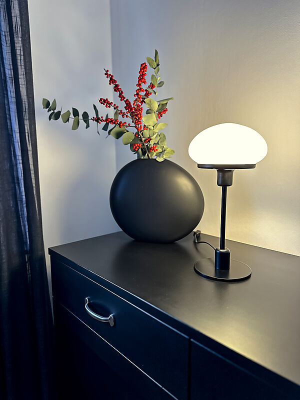 New August 36cm Musta pöytävalaisin valmistajalta Aneta Lighting - 