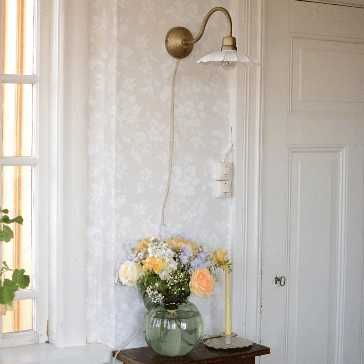 Gustav Ø20 Valkoinen/antiikki messinki seinävalaisin valmistajalta Strömshaga - Gustav on elegantti seinävalaisin, jossa on klassinen tunnelma ja koristeellisia yksityiskohtia.